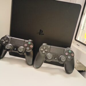 Konsola+2 pady PlayStation 4 Slim 1TB-Komis MADEJ Dębica