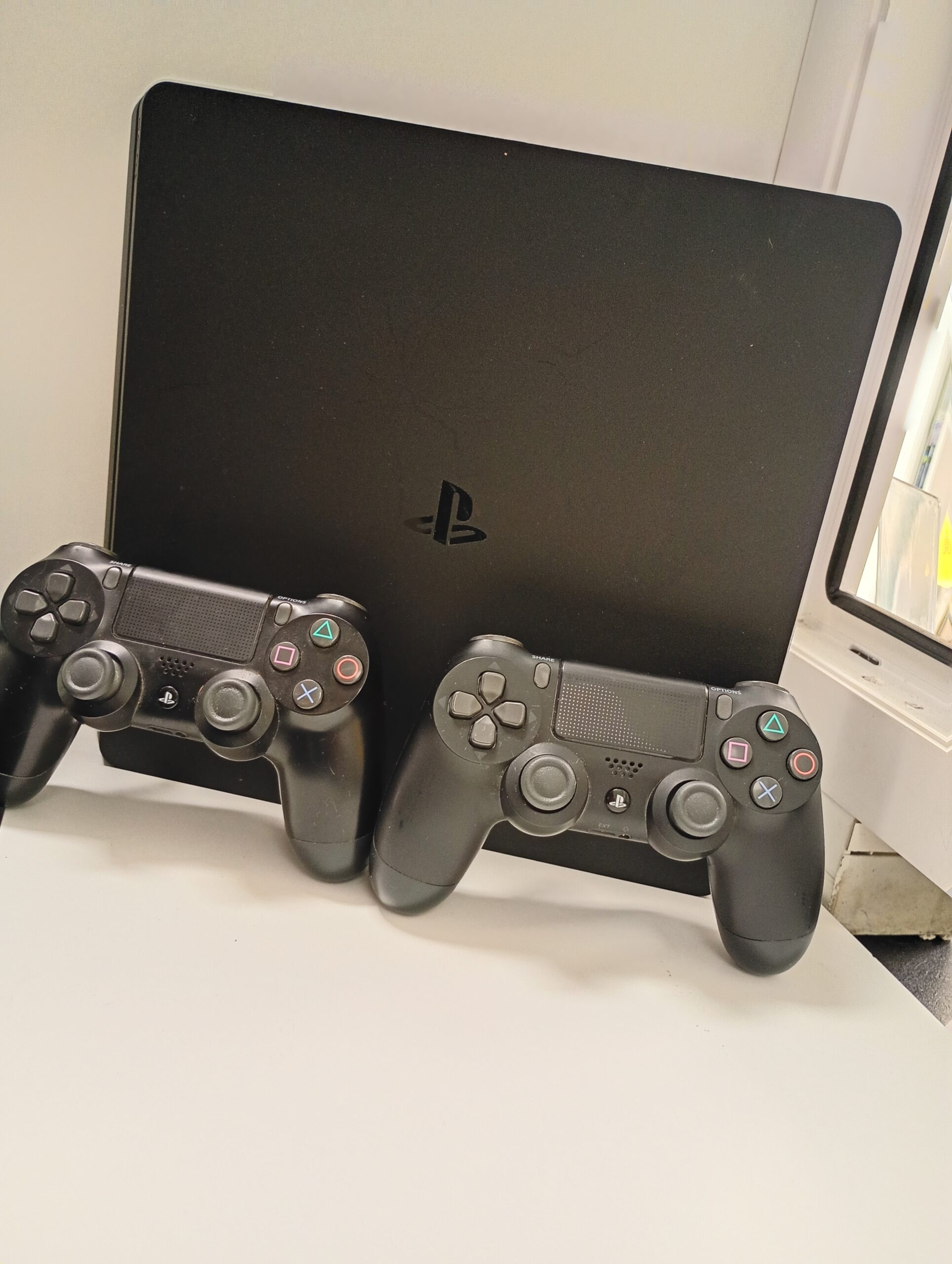 Konsola+2 pady PlayStation 4 Slim 1TB-Komis MADEJ Dębica